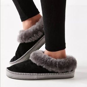 UGG Women’s Wrin Black Suede Slipper, 10